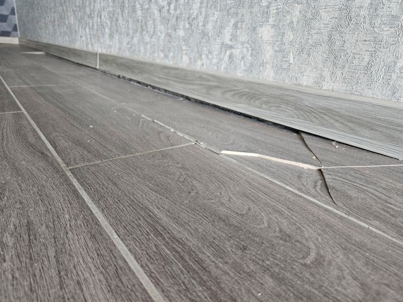 Каковы вероятные причины оседания основания?